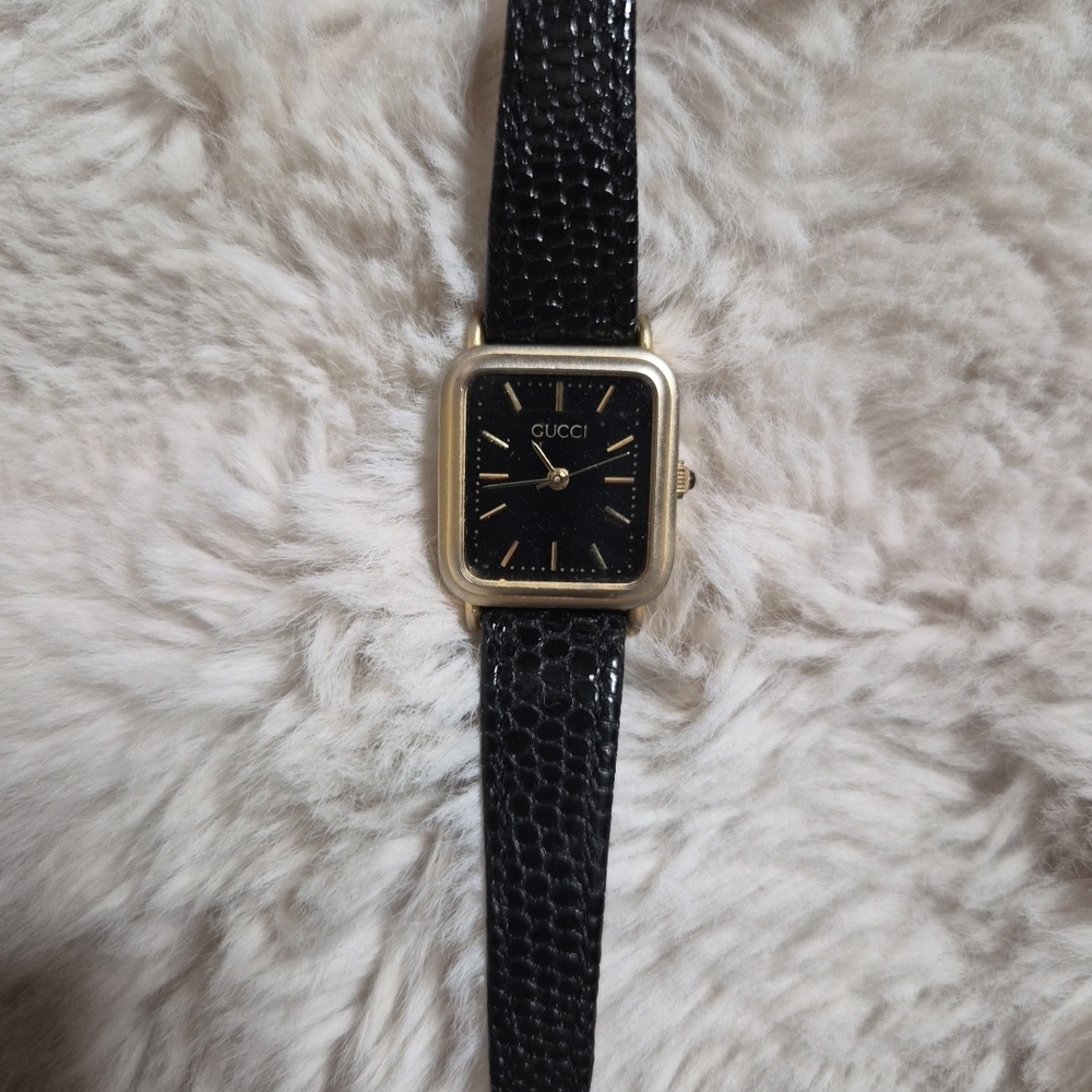 Fucci Watch Black Leather Band Gold Tone Chic Ladylike Minimalist Fall Winter ✨️